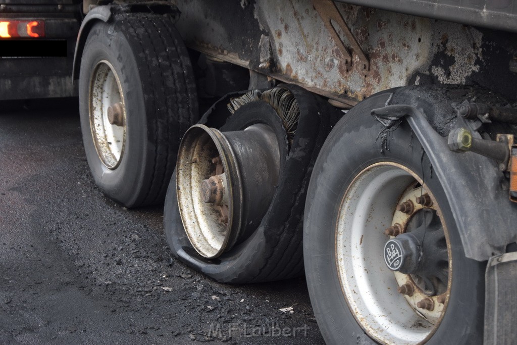 Auto 1 Reifenbrand LKW Koeln Porz Gremberghoven Ratherstr P23.JPG - Miklos Laubert